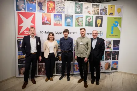 NRW Landeswettbewerb, Auszeichnung von Joan Alcaide-Núñez (Mitte) durch den Landeswettbewerbsleiter Dr. Carsten Penz (links) als Landessieger sowie zum Sonderpreis „Wissenschaftliche Fotografie“, rechts Prof. Gunter Weber, DGPh-Sektion Wissenschaft, Medizin und Technik