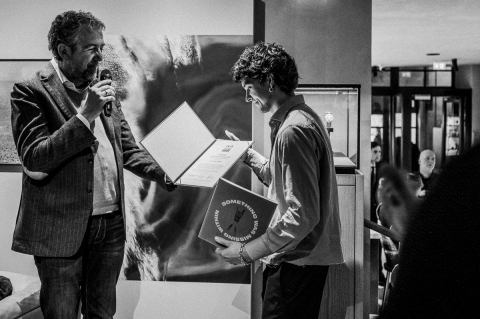 DGPh 4Ward | EMERGING PHOTOGRAPHER AWARD. Leica Gallery in Paris. Elliott Kreyenberg (honorable mention) and Thomas Gerwers (DGPh, Director of DGPh Section Art, Market and Law) © Ruediger Glatz
