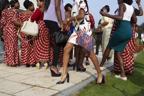 Zwei Generationen feiern gemeinsam bei einer traditionellen kongolesischen Hochzeit in Marne la Valée, Ile de France. Carolina Arantes, aus dem Projekt First Generation (2013-heute), digitale Fotografie © Dzifa Peters