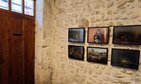 Blick in den Showroom mit Fotos von Aliona Kardash, Otto Steinert-Preisträgerin 2024