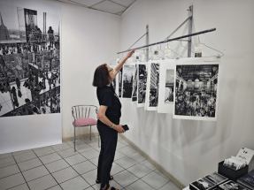 Barbara Wolffs Fotos hingen passend für die Boutique an Drahtbügeln