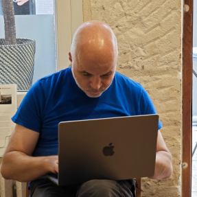 Marco Urban, Vorsitzender des Vorstands von Freelens, immer bei der Arbeit 