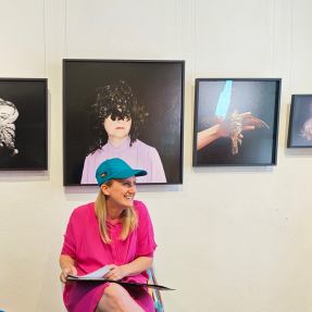 Nina Röder (Freelens + DGPh) unter dem Bildnis ihrer Mutter