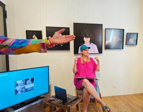 Heike Ollertz eröffnet den Artist Talk von Nina Röder 