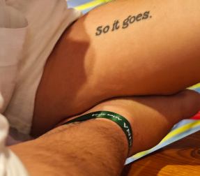 Arm des Fotografen Giulio di Sturco
