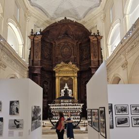 Blick in die Ausstellung von Hans Silvester