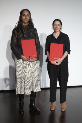 Verleihung der Preise Thinking Photography und Writing Photography im Goethe-Institut Paris am 14.11.2025, Dr. Dzifa Peters und Esther Gabrielle Kersley © Eva Bodemer
