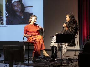 Verleihung der Preise Thinking Photography und Writing Photography im Goethe-Institut Paris am 14.11.2025, Lucia Halder und Dr. Dzifa Peters © Eva Bodemer
