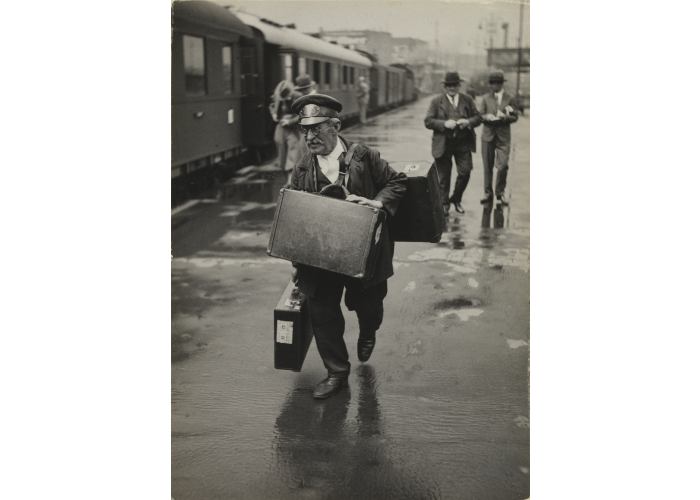 Friedrich Seidenstücker, Stettiner Bahnhof, Berlin, 1930, Silbergelatineabzug, Stiftung Ann und Jürgen Wilde, Bayerische Staatsgemäldesammlungen, München (Foto: Sibylle Forster, Bayerische Staatsgemäldesammlungen)