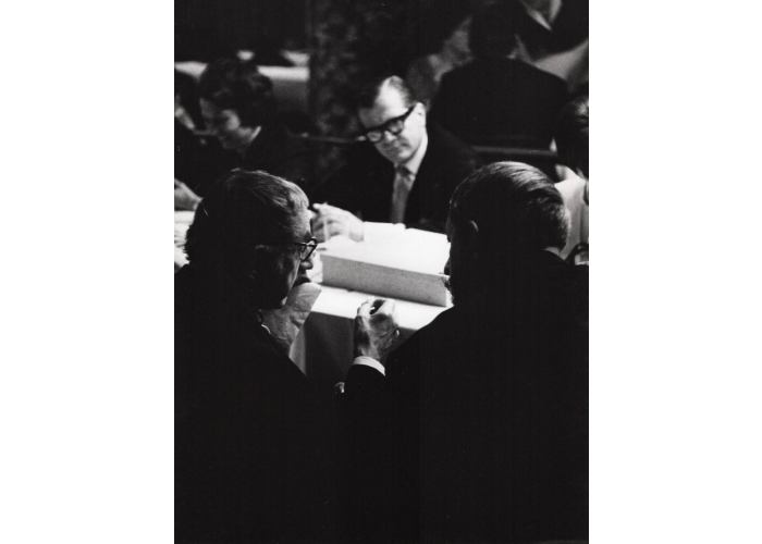 Kulturpreisverleihung am Abend des 30. September 1966 im Großen Saal des Gürzenichs, L. Fritz Gruber im Gespräch mit Man Ray